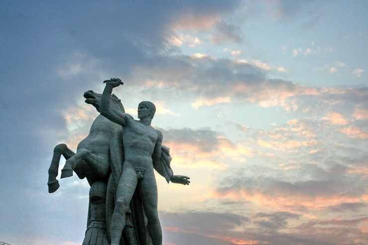 Photo low angle view of statue against sky during sunset
