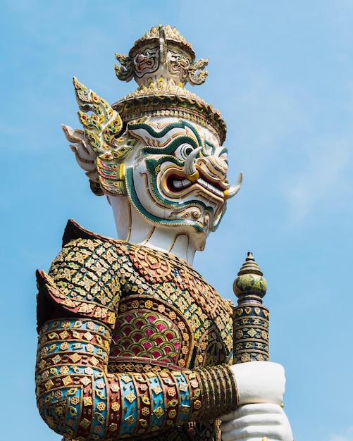 天空を背景に像の低角度のビュー