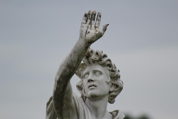 Photo low angle view of statue against sky