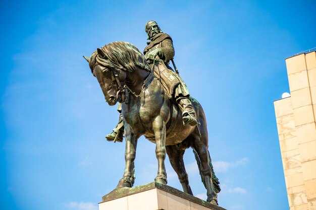 Photo low angle view of statue against sky