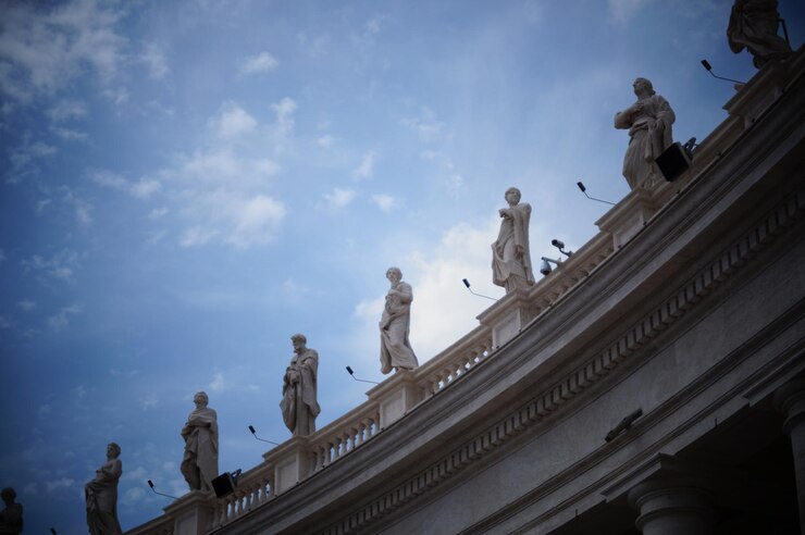 Photo low angle view of statue against sky