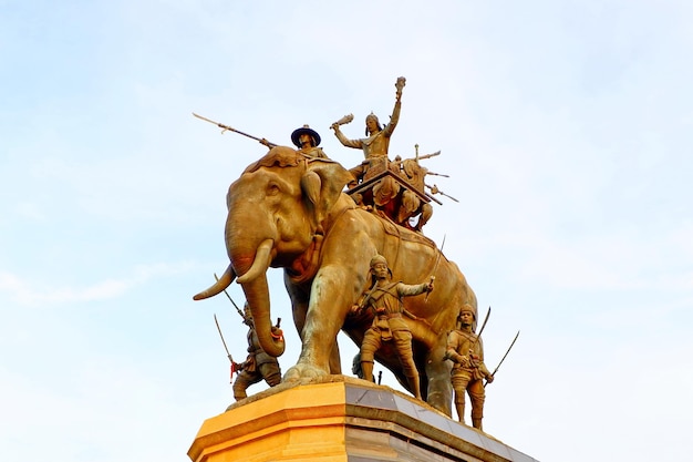 Photo low angle view of statue against sky