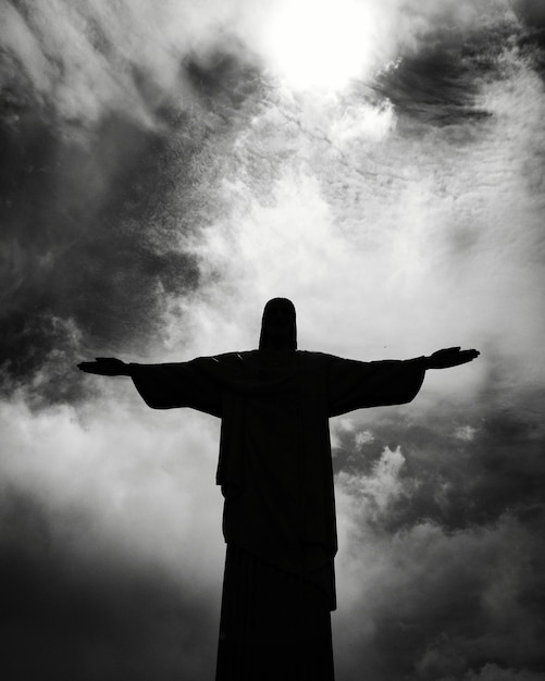 Photo low angle view of statue against sky