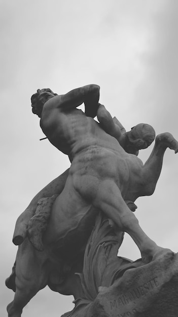 Photo low angle view of statue against sky