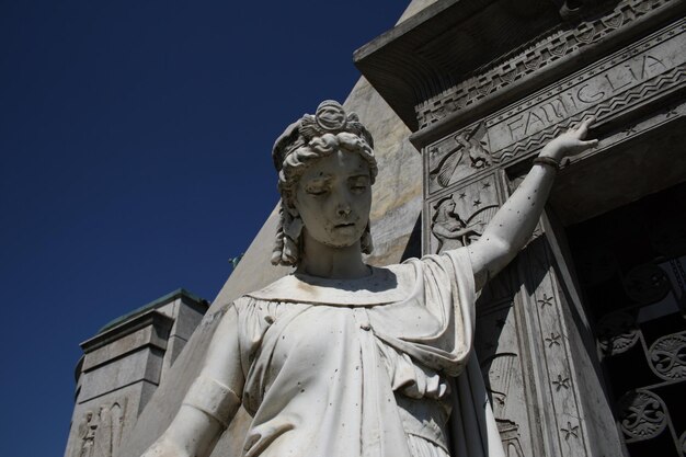 Foto vista a bassa angolazione della statua contro il cielo