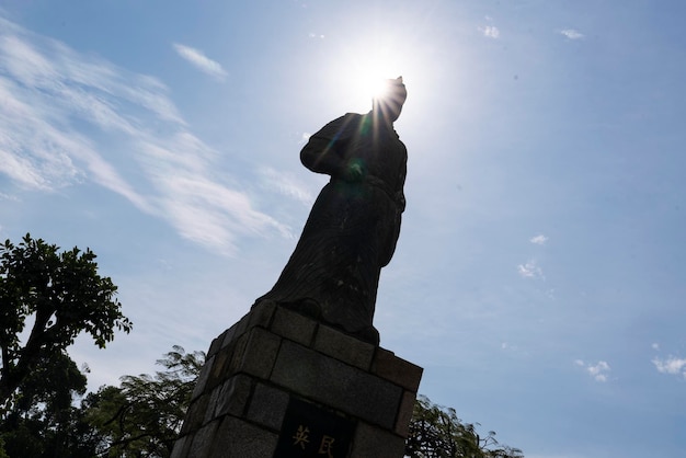 Foto vista a bassa angolazione della statua contro il cielo