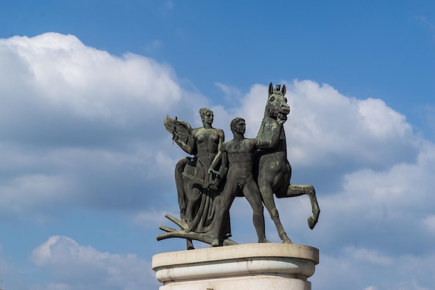 Foto vista a bassa angolazione della statua contro il cielo