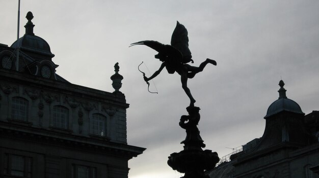 Foto vista a bassa angolazione della statua contro il cielo