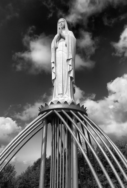 Foto vista a bassa angolazione della statua contro il cielo