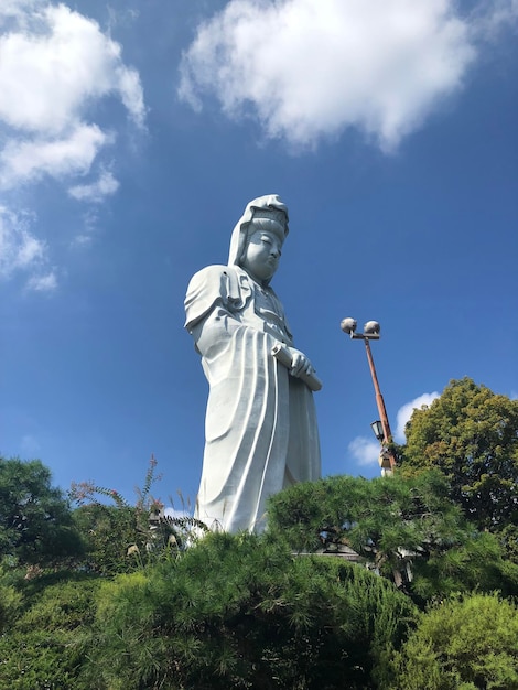 하늘을 배경으로 조각의 낮은 각도 뷰