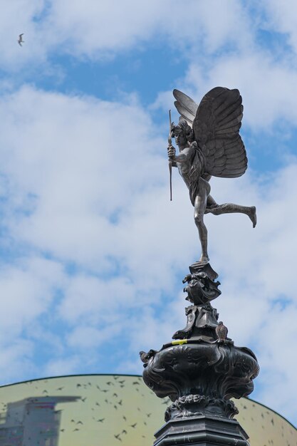 Photo low angle view of statue against sky