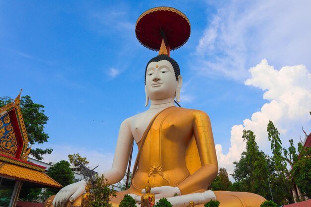 Photo low angle view of statue against sky