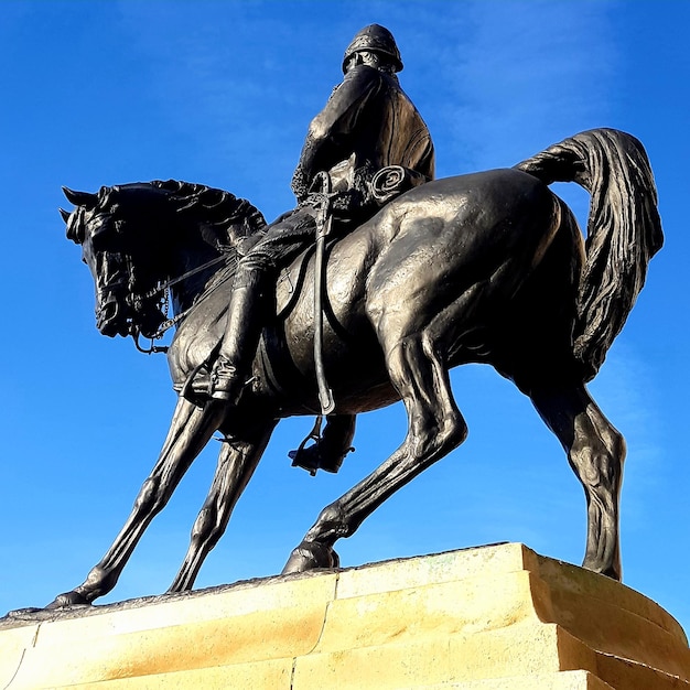 Vista a bassa angolazione della statua contro il cielo