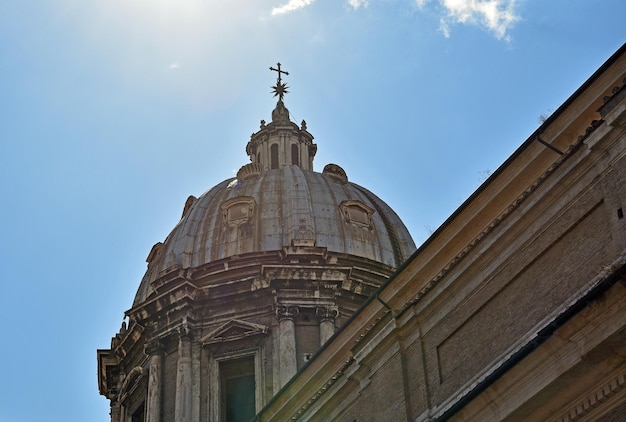 Foto vista a bassa angolazione della statua contro il cielo