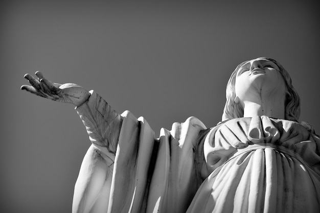 Foto vista a bassa angolazione della statua contro il cielo