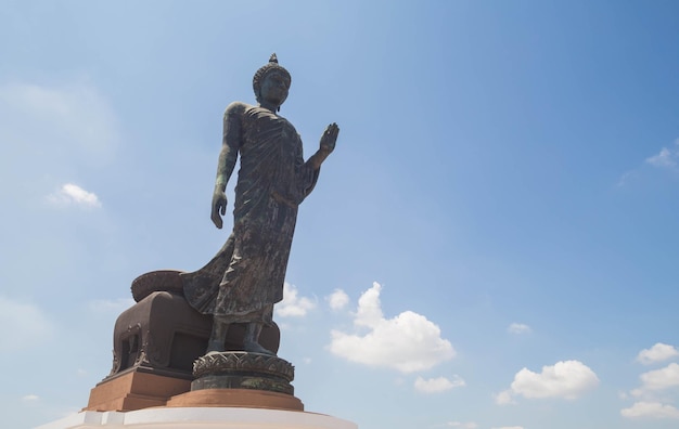 Photo low angle view of statue against sky