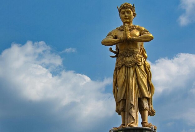 Foto vista a bassa angolazione della statua contro il cielo