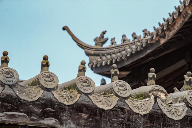 Photo low angle view of statue against sky