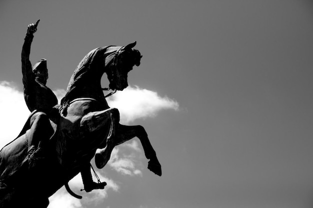 Foto vista a bassa angolazione della statua contro il cielo