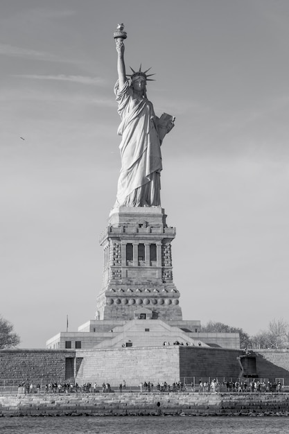 Photo low angle view of statue against sky