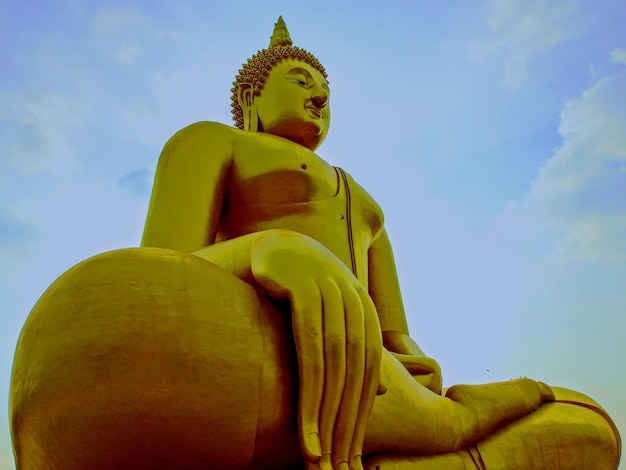 Photo low angle view of statue against sky