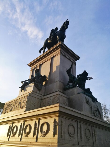 Foto vista a bassa angolazione della statua contro il cielo