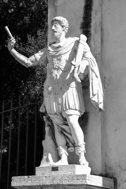 Foto vista a bassa angolazione della statua contro il cielo