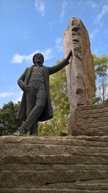 Foto vista a bassa angolazione della statua contro il cielo