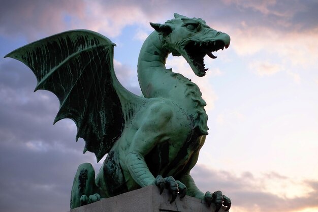 Foto vista a bassa angolazione della statua contro il cielo