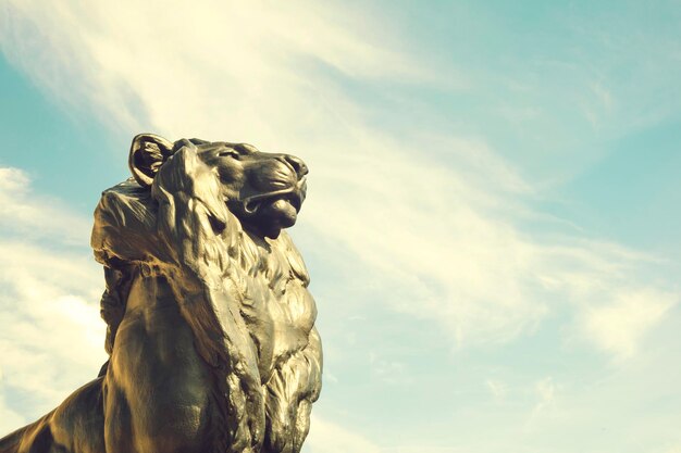 Foto vista a bassa angolazione della statua contro il cielo