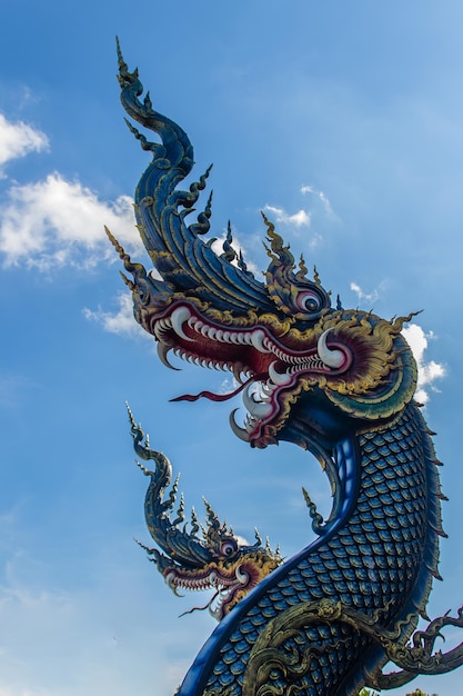 天空を背景に像の低角度の視点