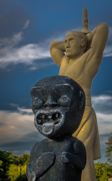 Photo low angle view of statue against sky