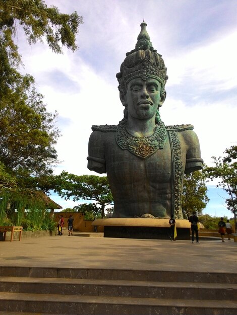 Photo low angle view of statue against sky