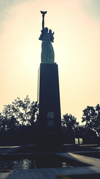 Photo low angle view of statue against sky