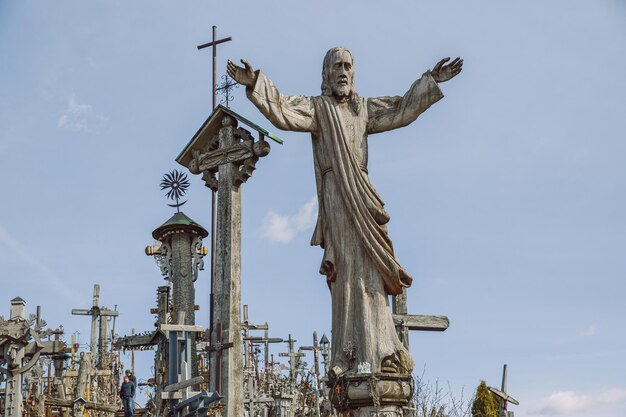 Foto vista a bassa angolazione della statua contro il tempio contro il cielo