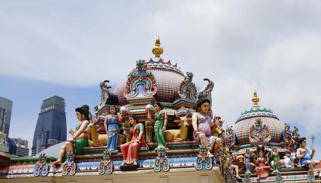 天空の反対側にある寺院の像の低角度の眺め
