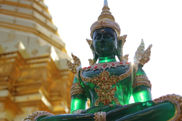 Photo low angle view of statue against temple building