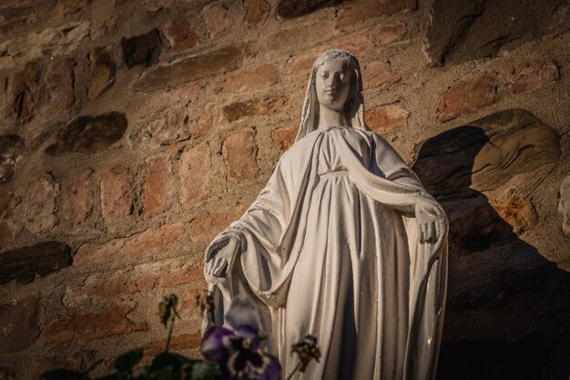 Foto vista a basso angolo della statua contro la parete del tempio.