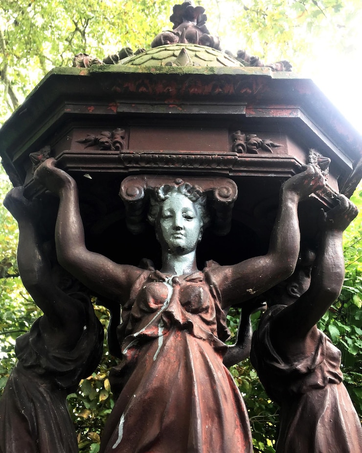Photo low angle view of statue against temple