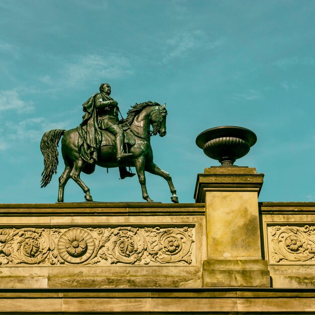 Foto vista a bassa angolazione della statua sull'edificio contro il cielo