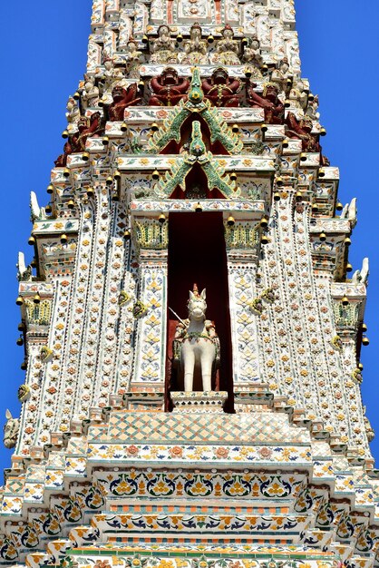 Foto vista a bassa angolazione della statua dell'edificio