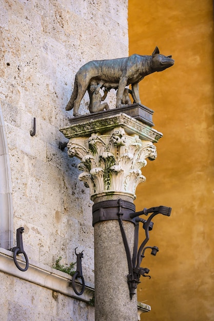 Foto vista a bassa angolazione della statua dell'edificio