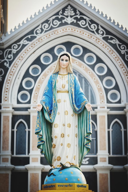 Foto vista a basso angolo della statua in chiesa