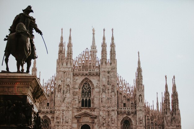 Foto vista a basso angolo della statua in città contro un cielo limpido