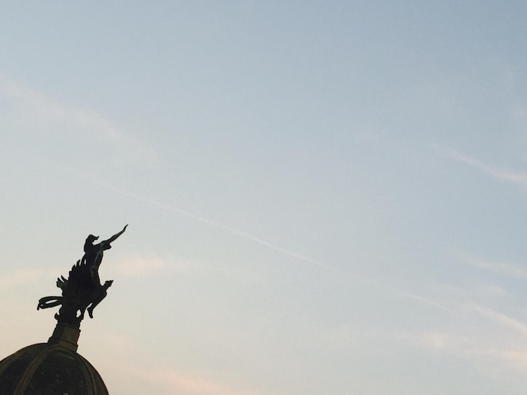 Photo low angle view of statue on dome against sky during sunset