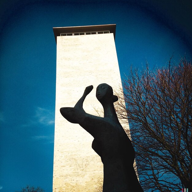 Foto vista a basso angolo della statua di fronte all'edificio