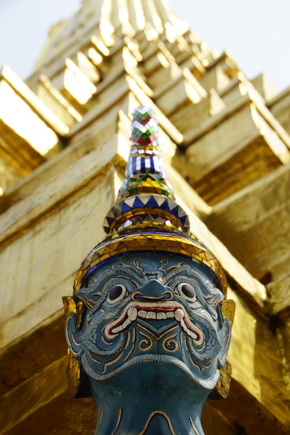 Photo low angle view of statue at grand palace