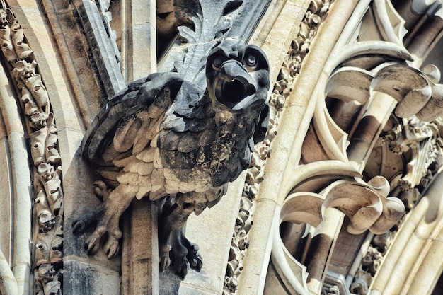 Foto vista ad angolo basso della statua dell'edificio storico