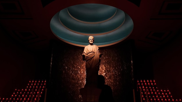 Photo low angle view of statue in illuminated room