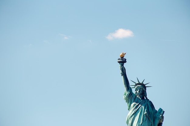 Foto vista a bassa angolazione della statua della libertà contro il cielo blu